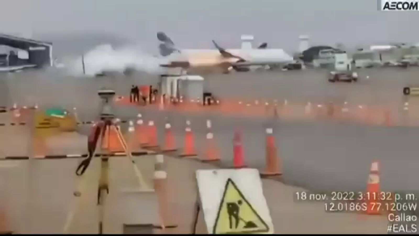 El vídeo del momento en el que un avión y un camión de bomberos chocan en Perú, provocando dos muertos y 61 heridos