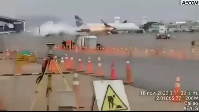 El choque entre un avión y un camión de bomberos deja al menos dos muertos en Perú El choque entre un avión y un camión de bomberos deja al menos dos muertos en Perú