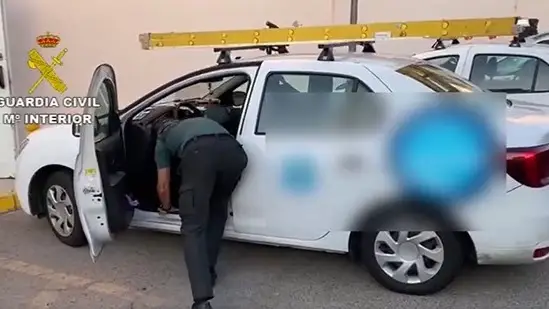 La Guardia Civil desmantela una organización criminal de narcotráfico en la que se encontraba implicado un exfutbolista del Sevilla F.C. La Guardia Civil desmantela una organización criminal de narcotráfico en la que se encontraba implicado un exfutbolista del Sevilla F.C.