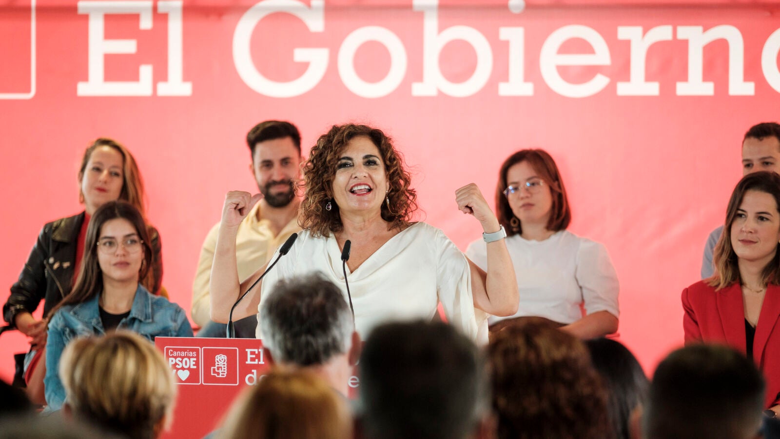 María Jesús Montero recibe una llamada de su madre durante su intervención en un mitin