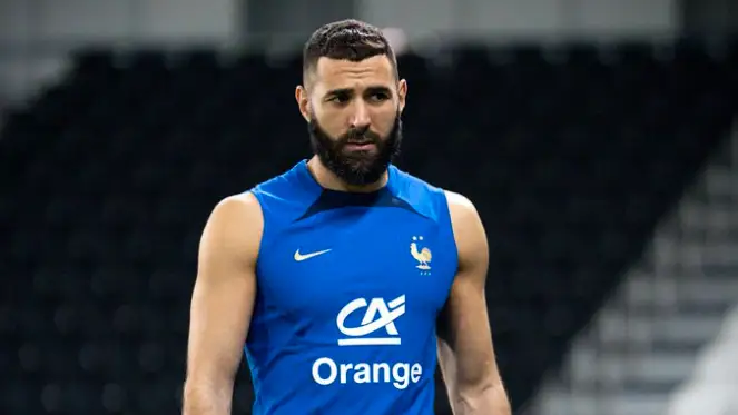 Benzema en un entrenamiento con Francia Benzema en un entrenamiento con Francia