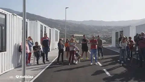 Así son las casas contenedores para los vecinos que perdieron sus viviendas bajo las coladas del volcán de La Palma Así son las casas contenedores para los vecinos que perdieron sus viviendas bajo las coladas del volcán de La Palma