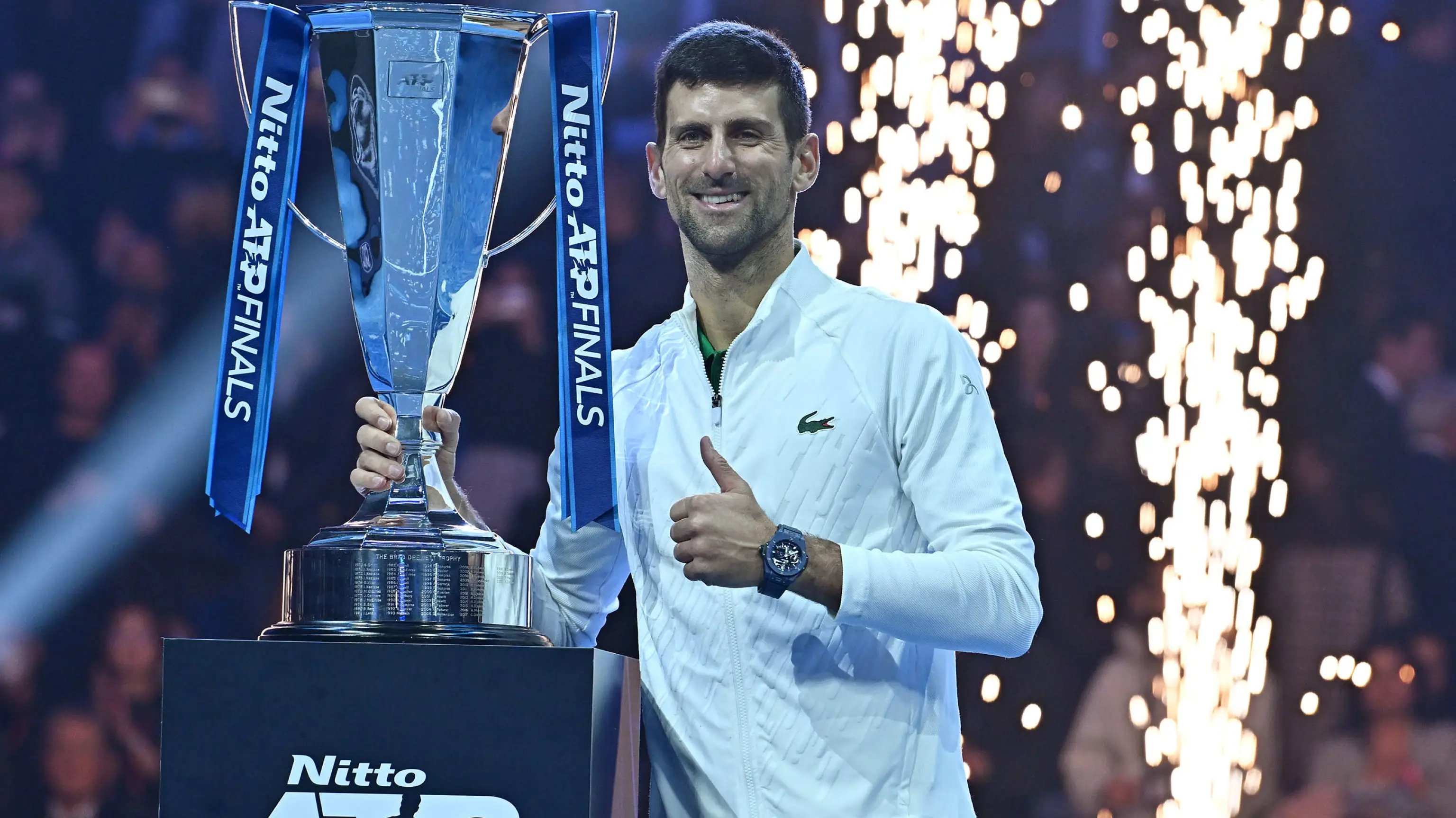 Djokovic sujeta la Copa de Maestros tras ganar a Ruud en la final Djokovic sujeta la Copa de Maestros tras ganar a Ruud en la final