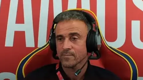 Deportes Antena 3 (20-11-22) Luis Enrique, en su segundo stream en Qatar: "Si no hubiera sido futbolista me habría gustado ser policía o bombero" Deportes Antena 3 (20-11-22) Luis Enrique, en su segundo stream en Qatar: "Si no hubiera sido futbolista me habría gustado ser policía o bombero"