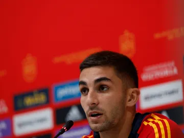 Ferran Torres habla sobre el hecho de ser familia de Luis Enrique: "Lo llevamos de forma natural" Ferran Torres habla sobre el hecho de ser familia de Luis Enrique: "Lo llevamos de forma natural"