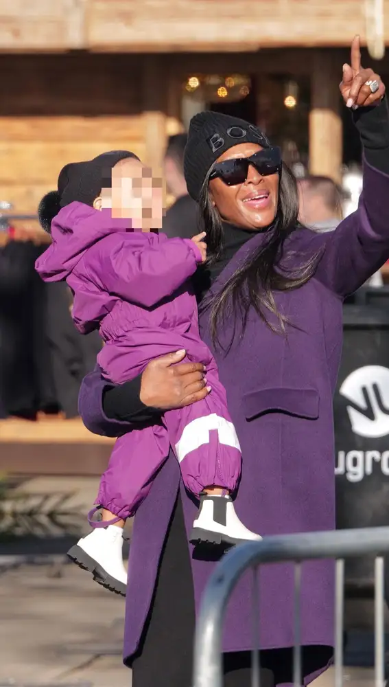 Naomi Cambell durante un paseo por Londres con su hija