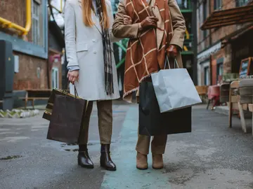 Personas cargadas con bolsas Personas cargadas con bolsas