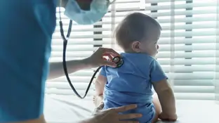 Un pediatra atiende a un bebé Un pediatra atiende a un bebé