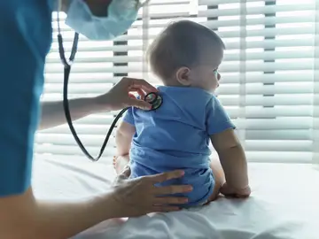 Un pediatra atiende a un bebé Un pediatra atiende a un bebé