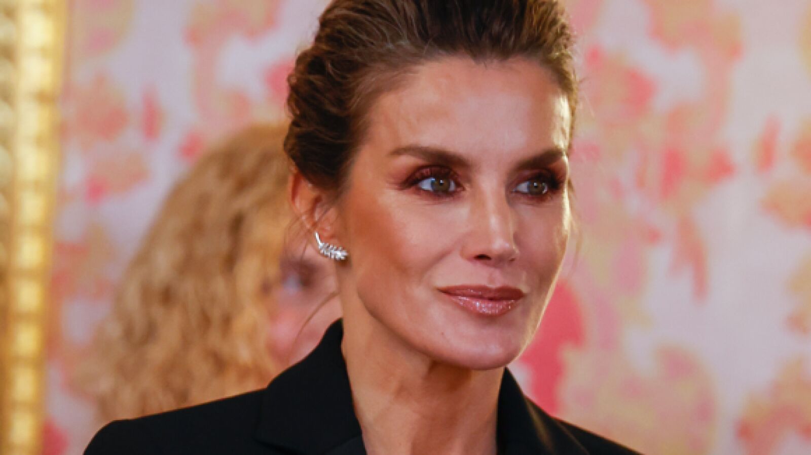 El esmoquin de plumas y pedrería de la reina Letizia que ha vuelto a lucir tres años después