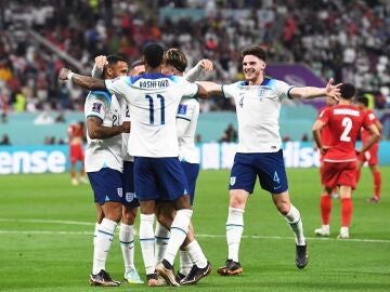 Inglaterra celebra uno de los goles frente a Irán