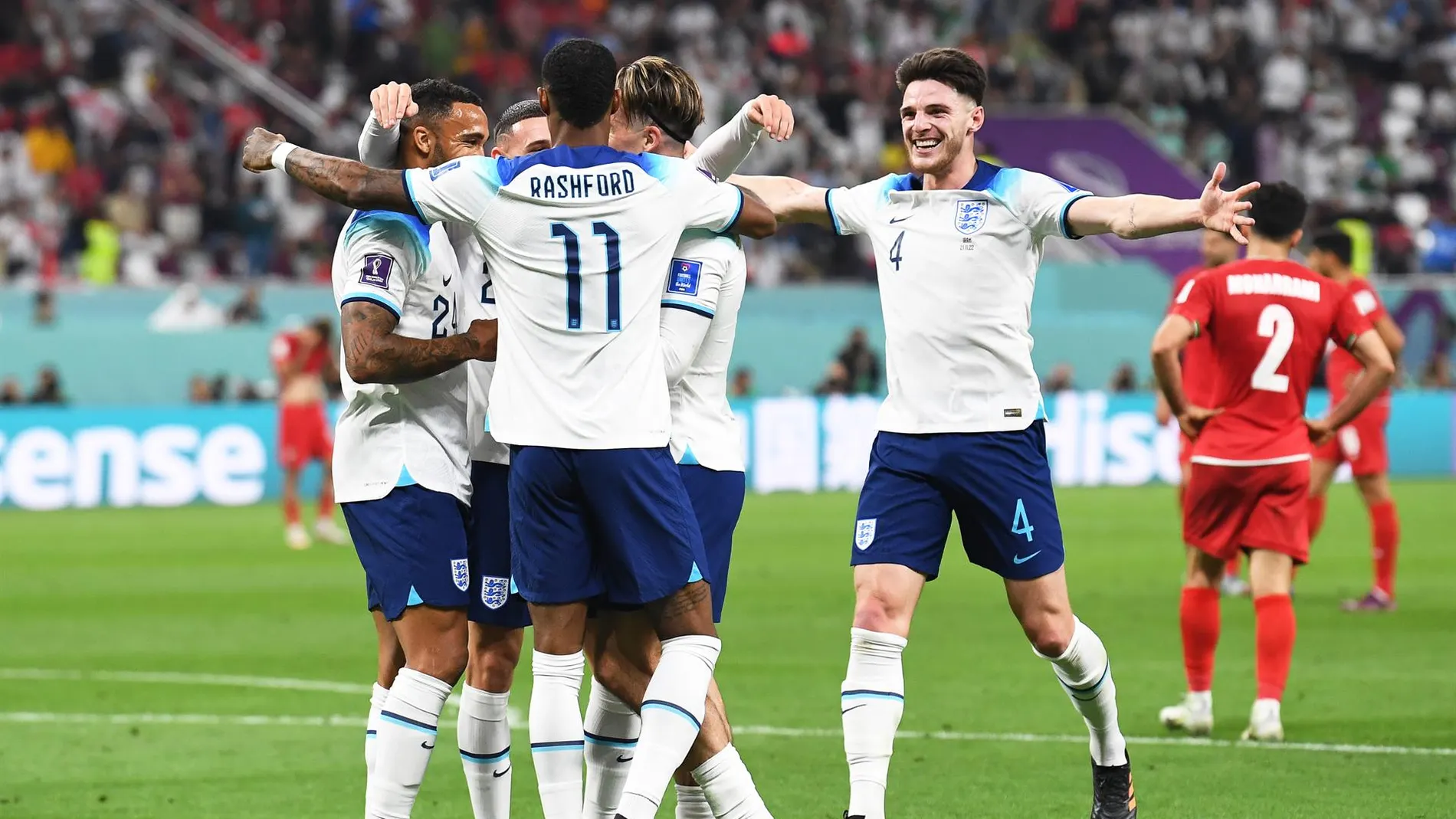 Inglaterra celebra uno de los goles frente a Irán
