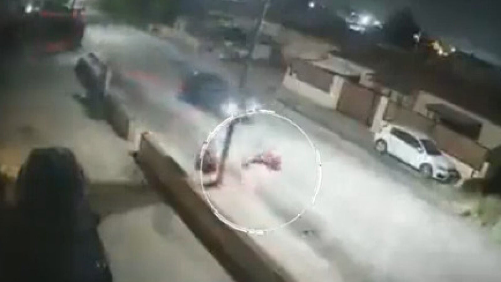 El impactante momento en que un hombre es atropellado y le roban estando tendido en el suelo