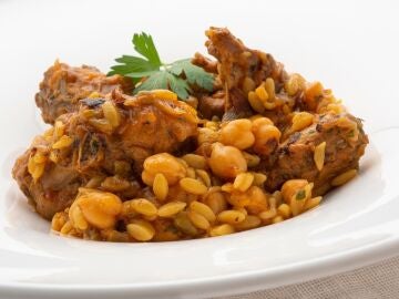 Gurullos con conejo y garbanzos, una de las recetas m&aacute;s completas de Karlos Argui&ntilde;ano