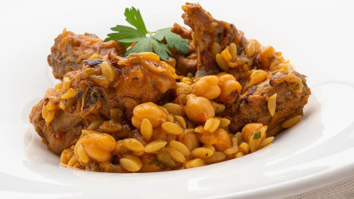Gurullos con conejo y garbanzos, una de las recetas más completas de Karlos Arguiñano Gurullos con conejo y garbanzos, una de las recetas más completas de Karlos Arguiñano
