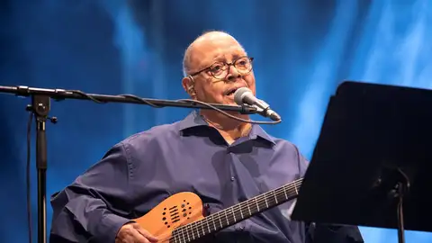 El cantautor y guitarrista cubano Pablo Milanés El cantautor y guitarrista cubano Pablo Milanés