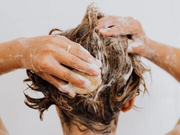 Persona lavándose el pelo