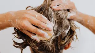 Persona lavándose el pelo