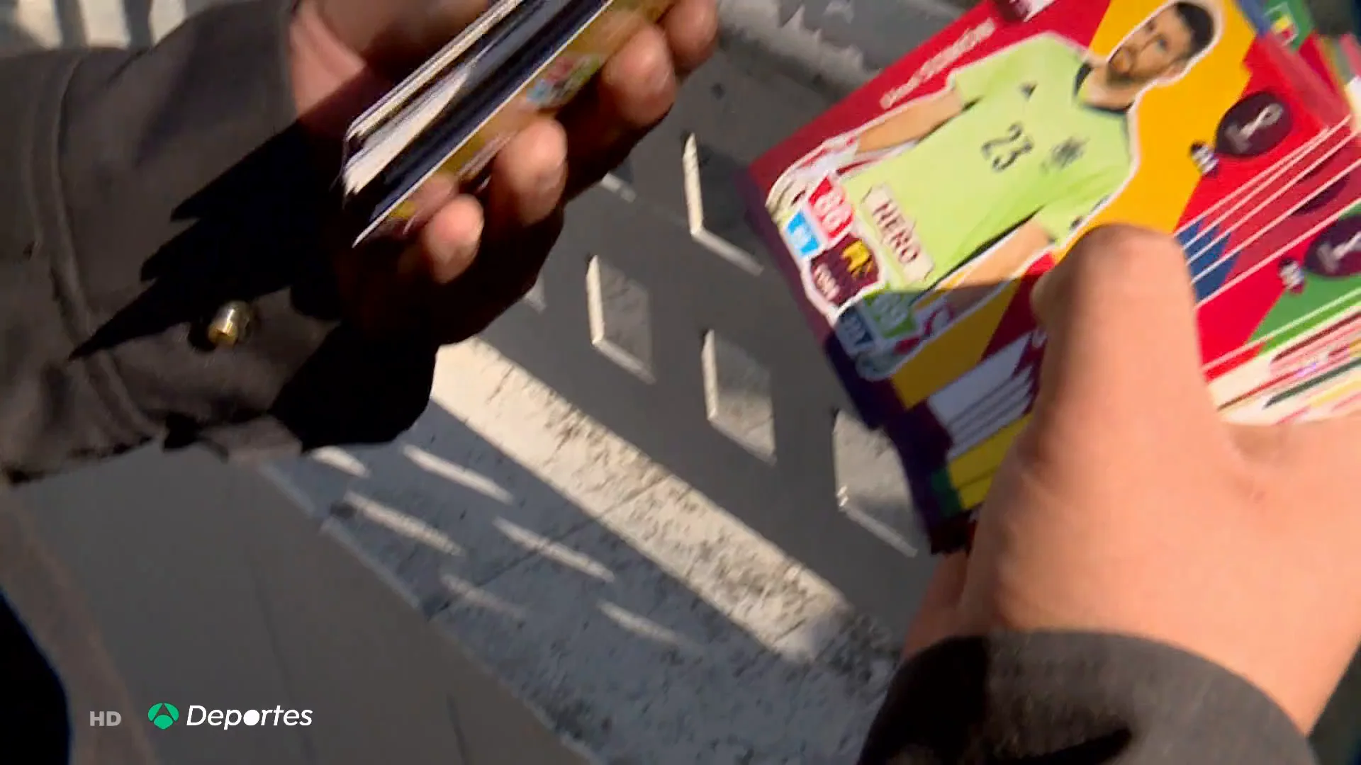 Centenares de personas congregadas por la locura de los cromos del Mundial 2022 Centenares de personas congregadas por la locura de los cromos del Mundial 2022