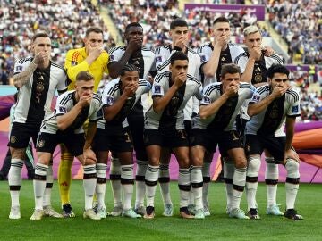 El once de Alemania se tapa la boca en señal de protesta antes del partido ante Japón 