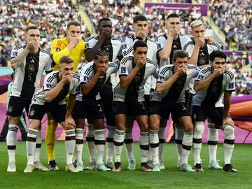 El once de Alemania se tapa la boca en señal de protesta antes del partido ante Japón El once de Alemania se tapa la boca en señal de protesta antes del partido ante Japón