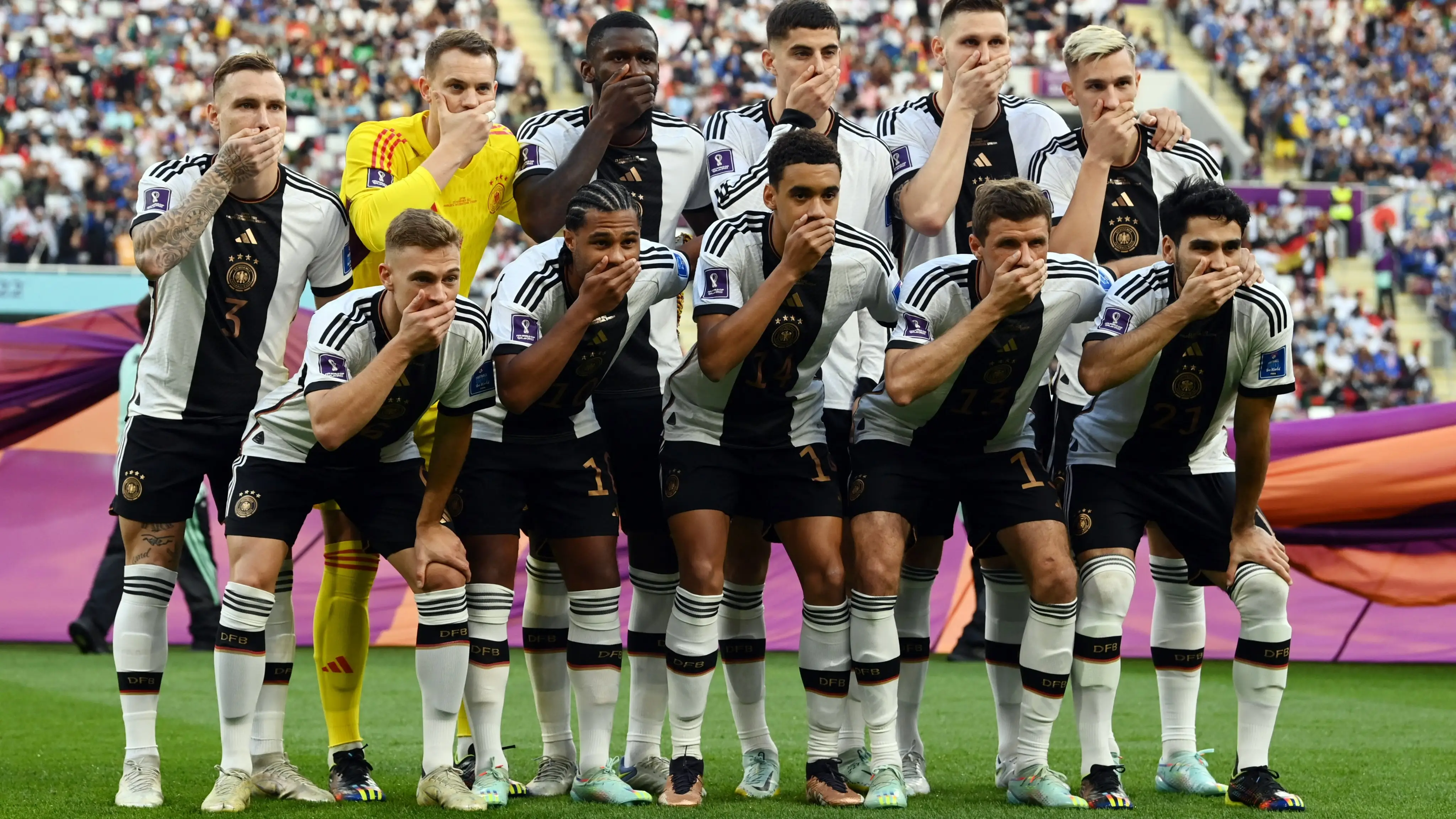 El once de Alemania se tapa la boca en señal de protesta antes del partido ante Japón El once de Alemania se tapa la boca en señal de protesta antes del partido ante Japón