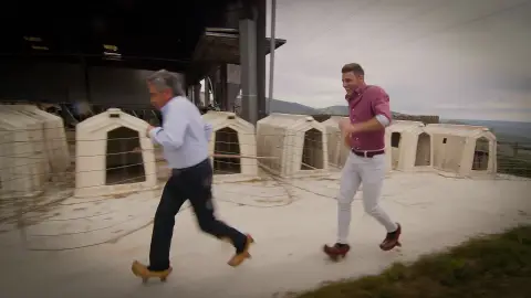 La divertida carrera de albarcas de Revilla y Joaquín: “¡Cómo está el presidente de rápido!” La divertida carrera de albarcas de Revilla y Joaquín: “¡Cómo está el presidente de rápido!”