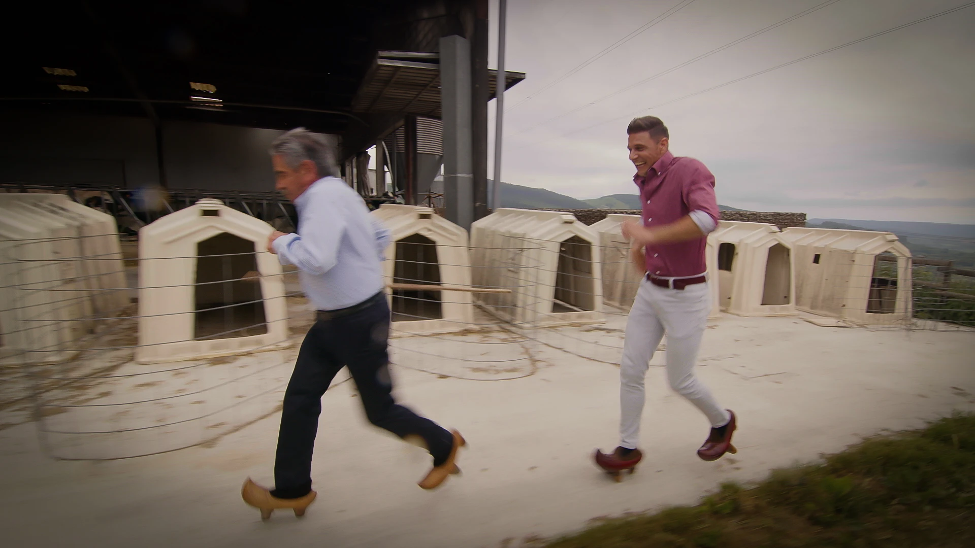 La divertida carrera de albarcas de Revilla y Joaquín: “¡Cómo está el presidente de rápido!” La divertida carrera de albarcas de Revilla y Joaquín: “¡Cómo está el presidente de rápido!”