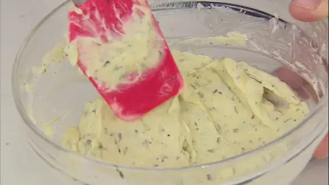 Para hacer la mantequilla de ajo Para hacer la mantequilla de ajo