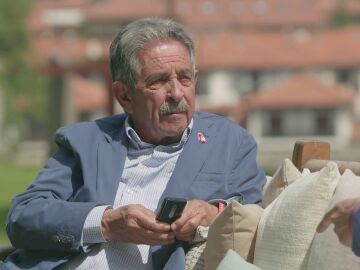 Miguel Ángel Revilla interrumpe la entrevista de Joaquín por que le suena el móvil