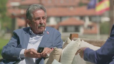 Miguel Ángel Revilla interrumpe la entrevista de Joaquín por que le suena el móvil: “Perdona, que igual me llama Pedro”