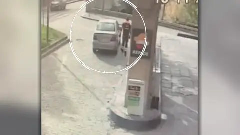 simpa en una gasolinera simpa en una gasolinera