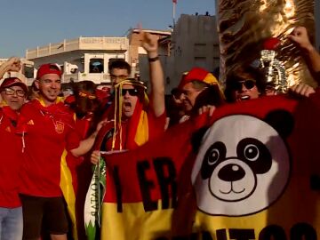 Un grupo de aficionados espa&ntilde;oles animan a la Selecci&oacute;n en Qatar