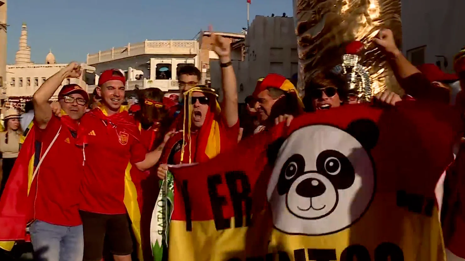 Un grupo de aficionados espa&ntilde;oles animan a la Selecci&oacute;n en Qatar