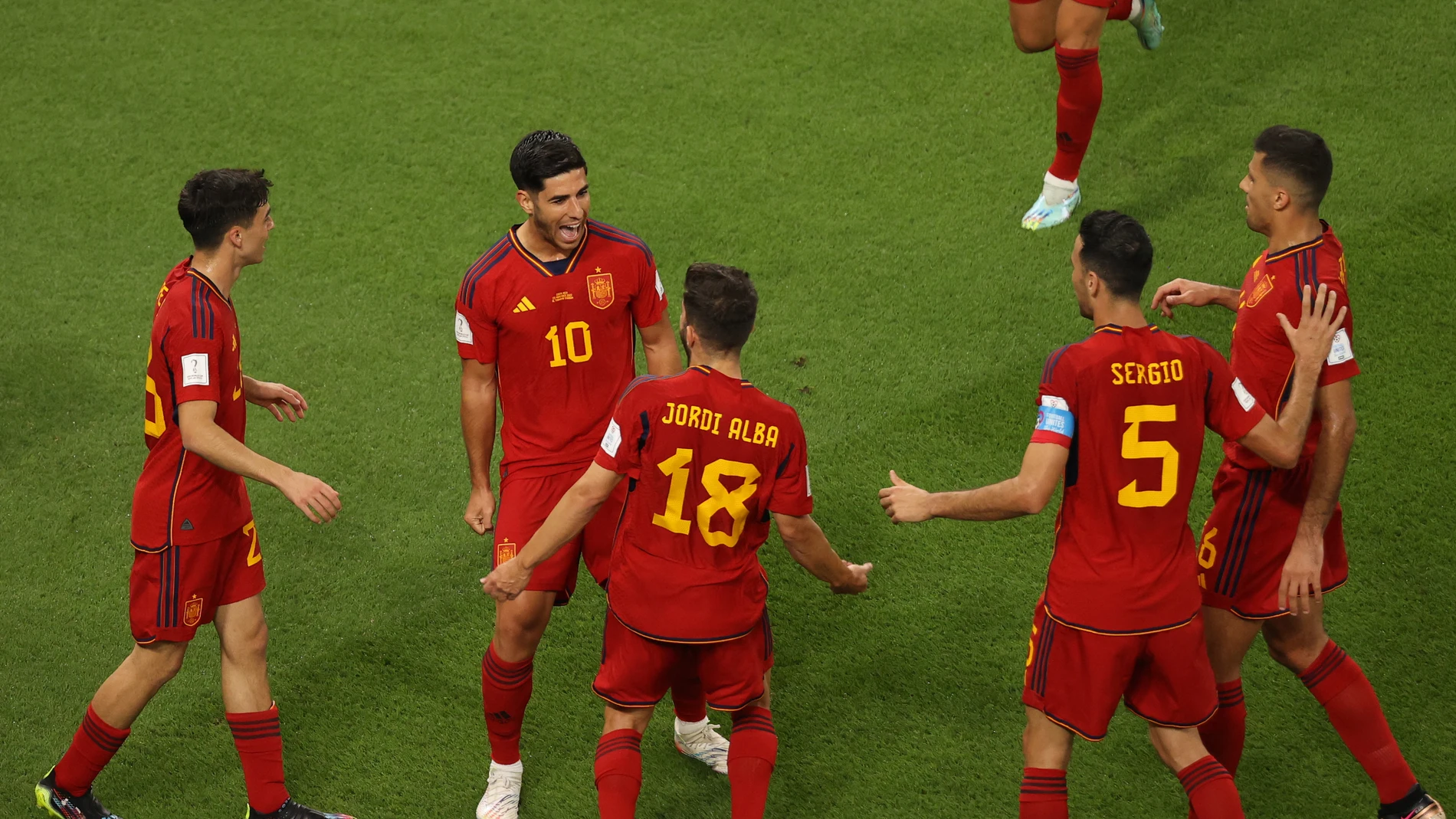 Los jugadores de España celebran el gol de Asensio ante Costa Rica