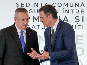 Pedro Sánchez con el primer ministro rumano