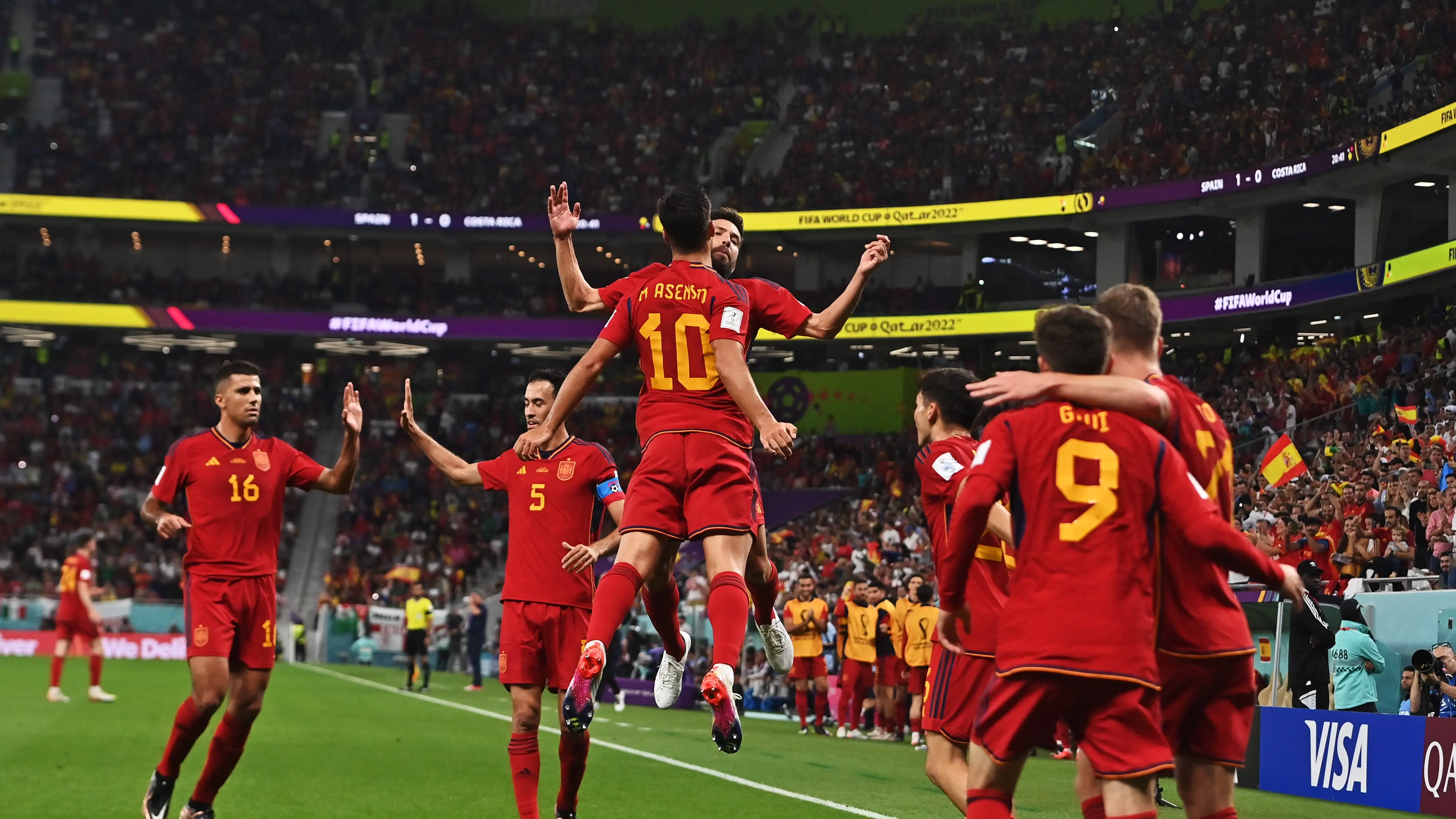 Marco Asensio y Jordi Alba celebran un gol ante Costa Rica