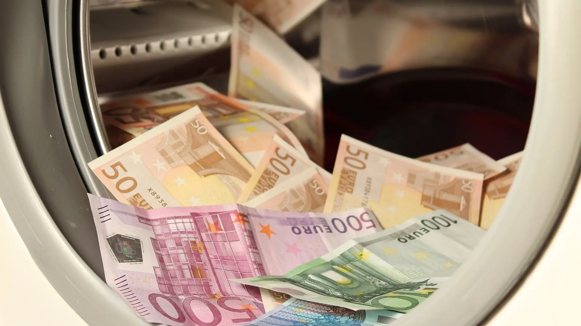 Dinero en la lavadaroa