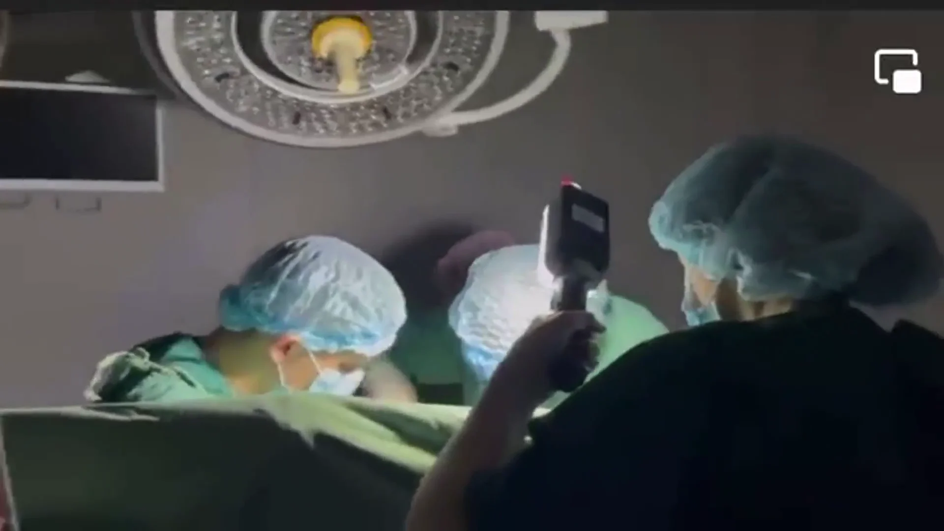 Momento en que un ni&ntilde;o es operado del coraz&oacute;n casi sin luz