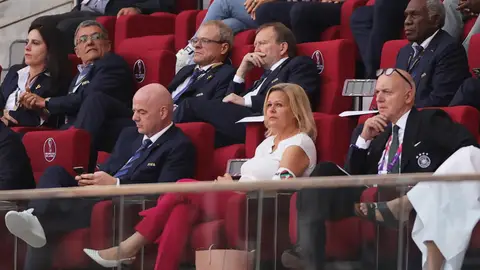 La ministra de Interior alemana con el brazalete One Love junto a Infantino La ministra de Interior alemana con el brazalete One Love junto a Infantino