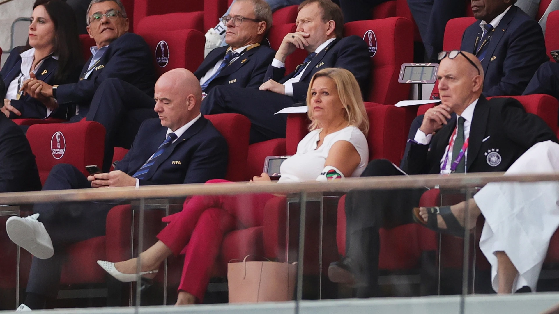 La ministra de Interior alemana con el brazalete One Love junto a Infantino La ministra de Interior alemana con el brazalete One Love junto a Infantino
