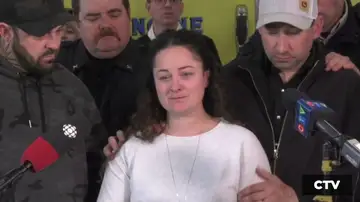 Rueda de prensa tras enterarse de que la chica a la que no había podido salvar era su hija