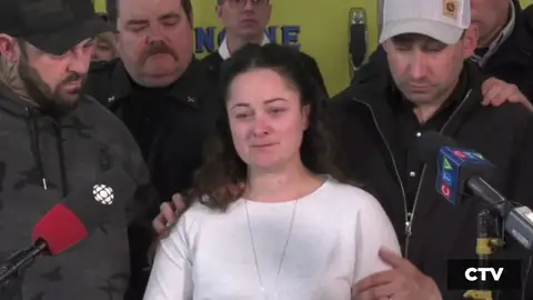 Rueda de prensa tras enterarse de que la chica a la que no había podido salvar era su hija Rueda de prensa tras enterarse de que la chica a la que no había podido salvar era su hija