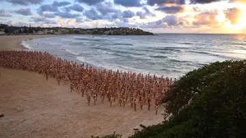 Más de 2.000 personas se desnudan en Australia contra el cáncer de piel
