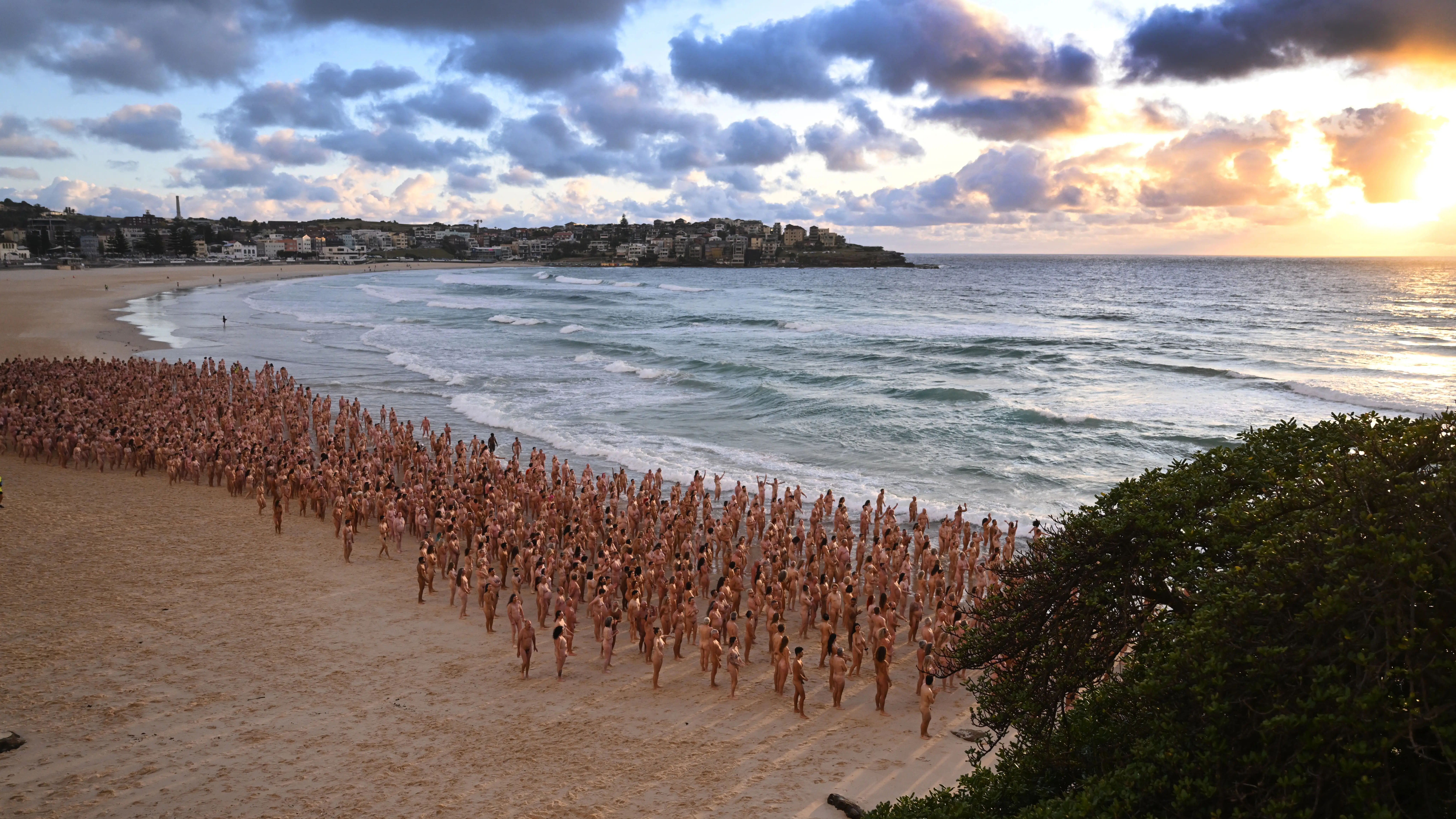 Más de 2.000 personas se desnudan en Australia contra el cáncer de piel Más de 2.000 personas se desnudan en Australia contra el cáncer de piel