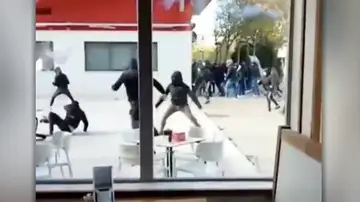 Pelea entre radicales del Burgos y del Zaragoza Pelea entre radicales del Burgos y del Zaragoza