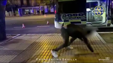 Imagen del joven haciendo capoeira Imagen del joven haciendo capoeira