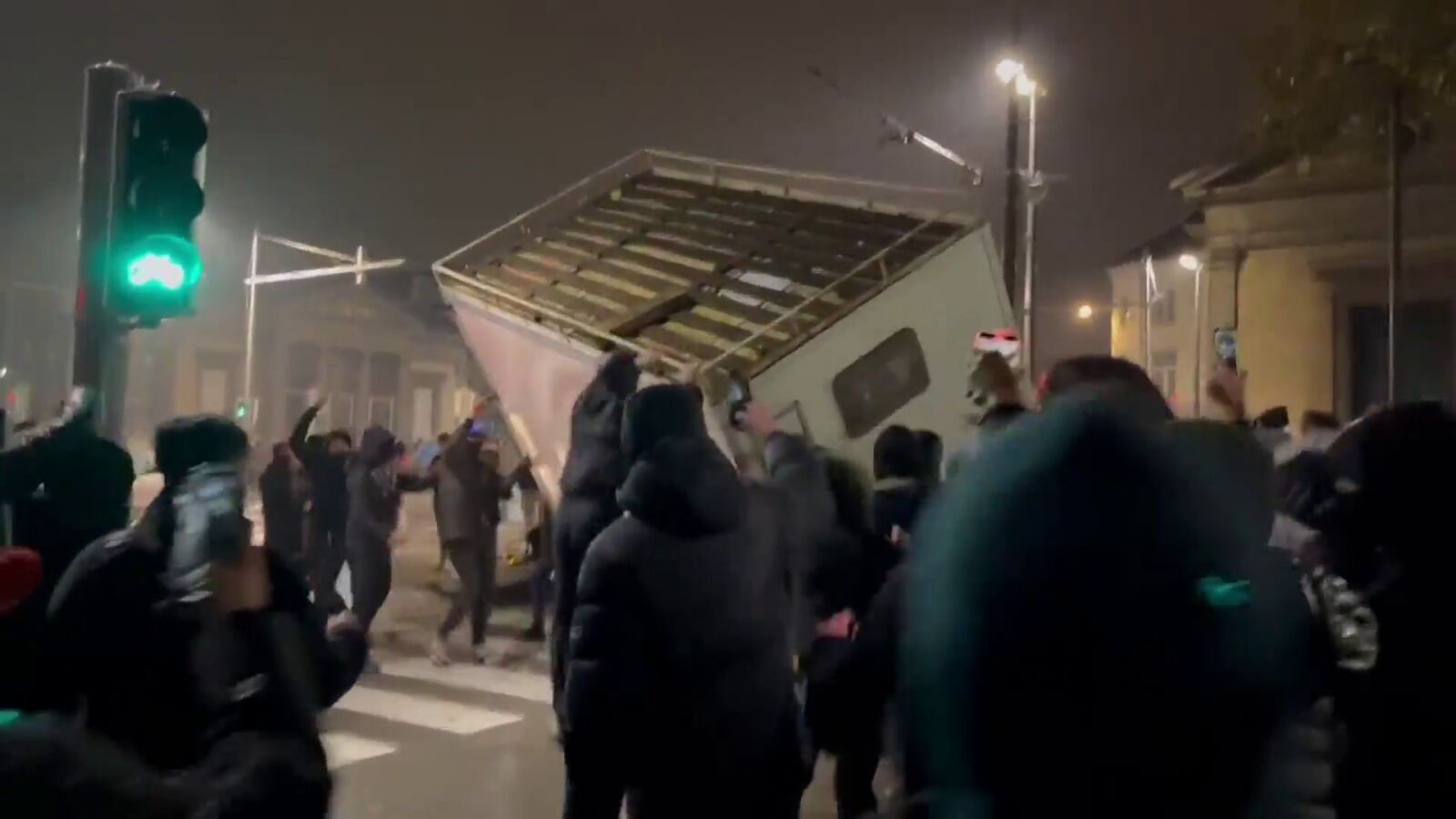 Graves enfrentamientos y disturbios en Bruselas tras la victoria de Marruecos sobre Bélgica 