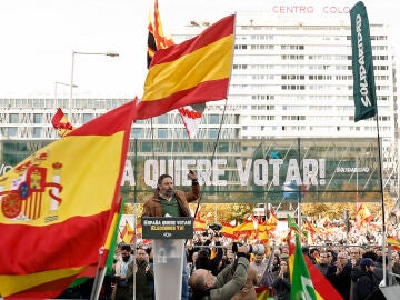 El líder de VOX, Santiago Abascal, interviene en la concentración convocada por la formación este domingo en la Plaza de Colón 