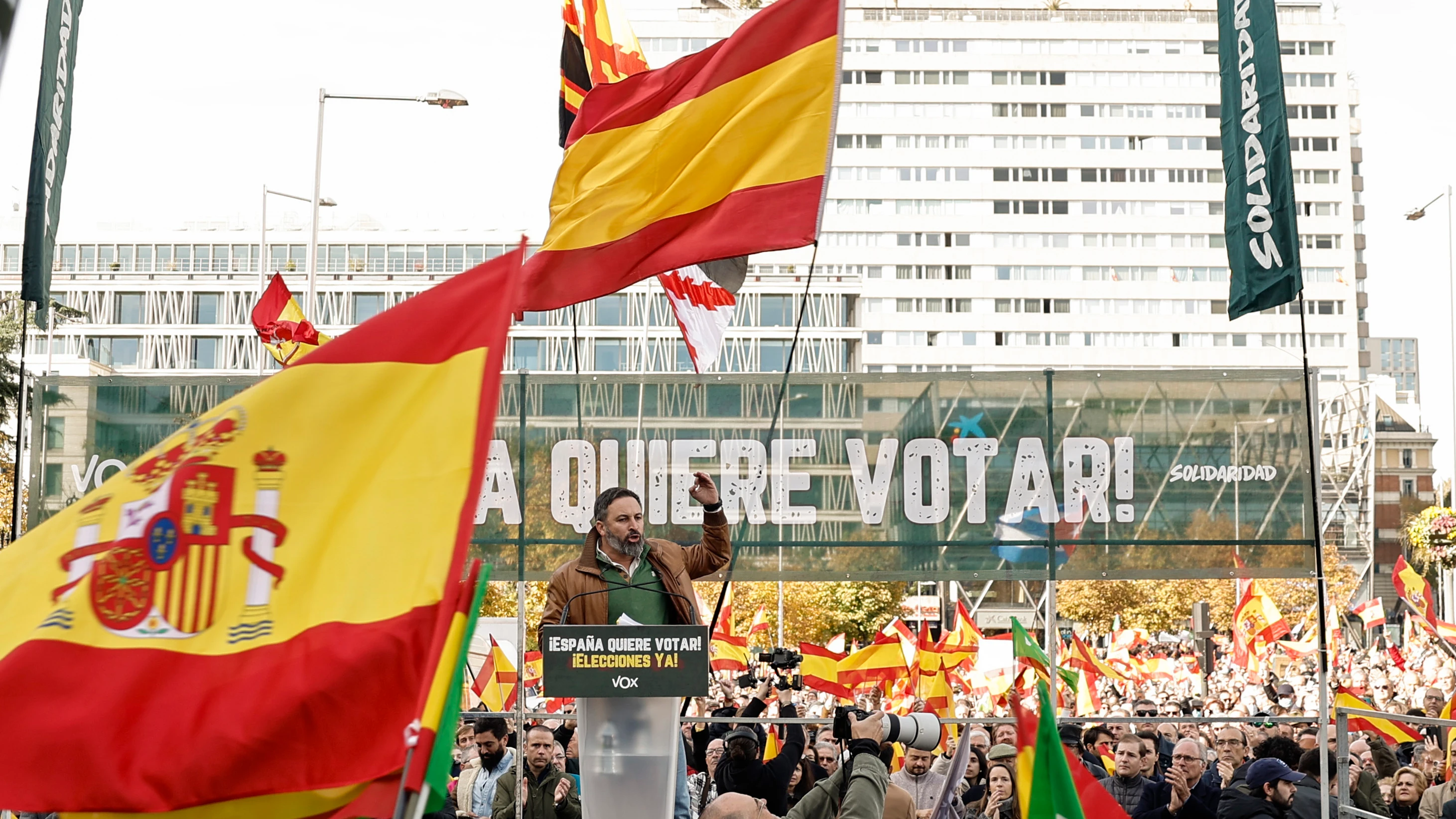 El líder de VOX, Santiago Abascal, interviene en la concentración convocada por la formación este domingo en la Plaza de Colón El líder de VOX, Santiago Abascal, interviene en la concentración convocada por la formación este domingo en la Plaza de Colón